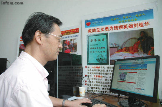华南师范大学教授谈方在教书之外，几乎用全部的精力去做一件与“教授”无关的事情：帮助生活陷入困境的好人，让他们获得好的回报。 （田建川/图）